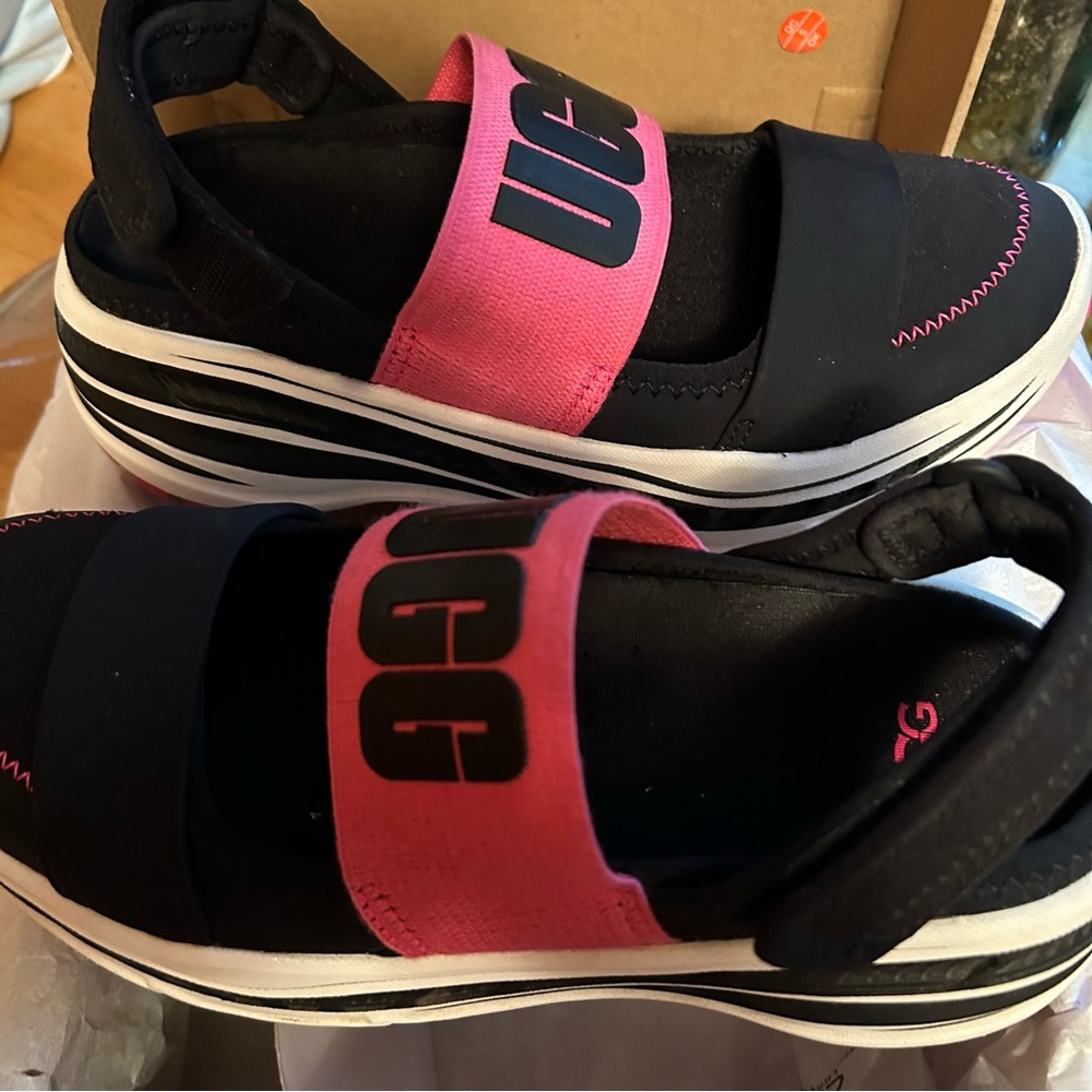 UGG Slingback Runner Sneakers. Black & Pink. Sz 7.